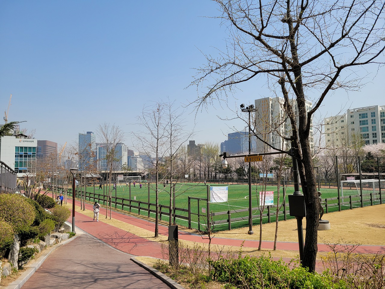 詹姆斯更新社媒：那些黑子们真走上球场，当场就会吓得尿裤子